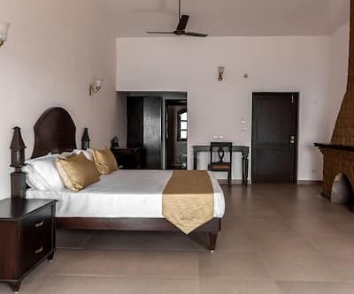 https://imgcld.yatra.com/ytimages/image/upload/t_hotel_yatra_city_desktop/v1450167286/Domestic Hotels/Hotels_ Landsdowne/Room_view_1.jpg